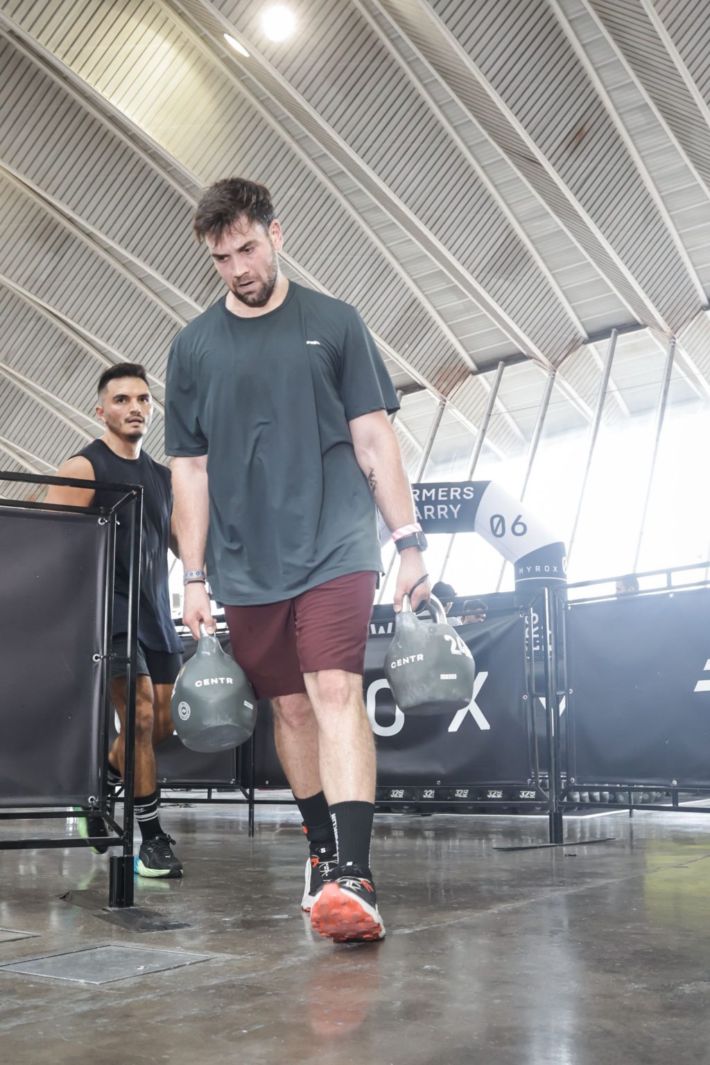 Ángel caminando con dos kettlebells