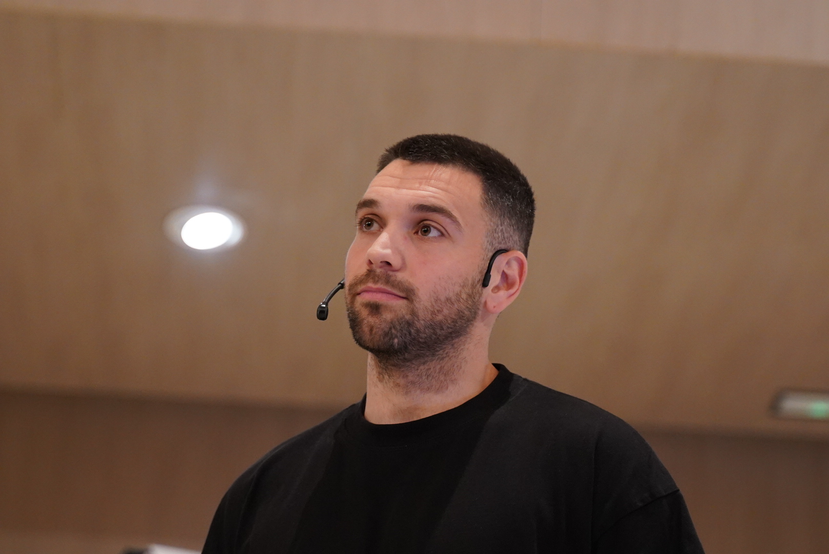 Retrato de Ángel López durante una ponencia